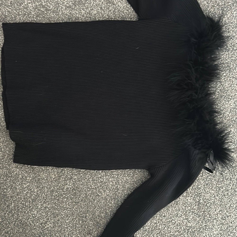 Feathered off the shoulder long sleeve 🖤